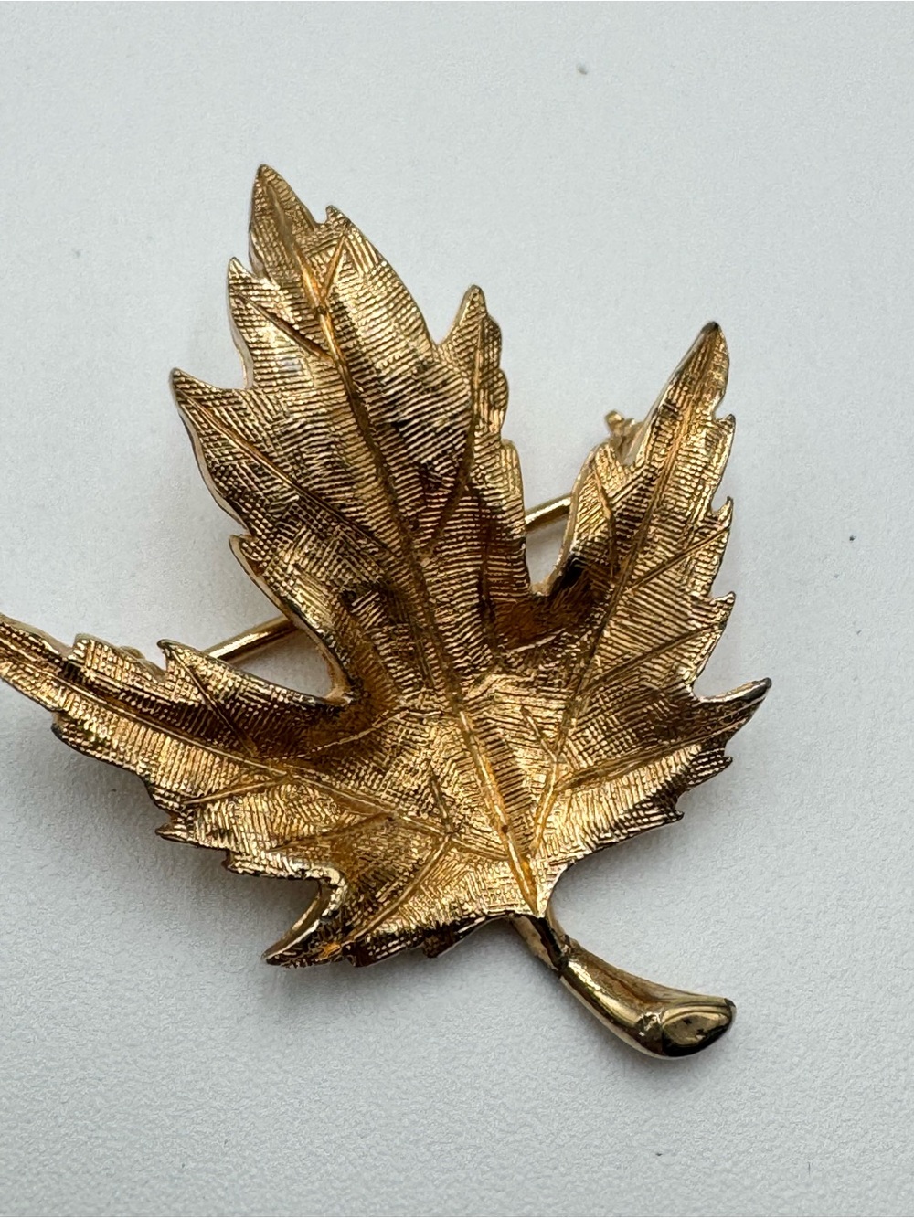 Avon Gold Tone Maple Leaf Brooch Signed #3527 Vintage